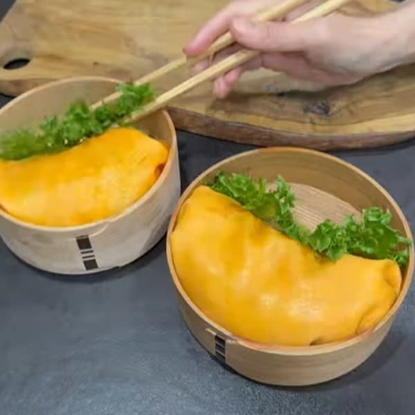 「詰め方が上手で憧れる」ラップごとひっくり返して綺麗に詰めた【オムライス弁当】可愛いおかずも入って見栄えばっちり！