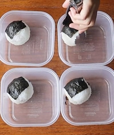 タッパーに詰める4人分の【大好きなおにぎり弁当】おかずも一緒に詰めて彩りよく仕上げたお弁当がたまらない…