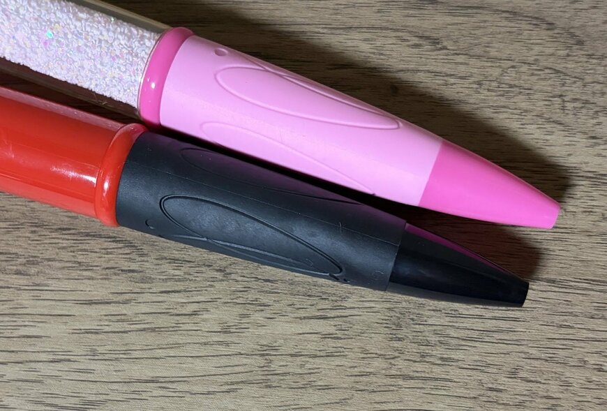 筆者撮影（ダイソー、ジャンボボールペン（ブルー、レッド、イエロー）・ジャンボボールペン（ブルー、ピンク、イエロー、ラメ入））