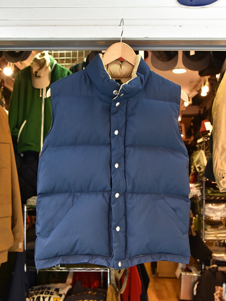 希少なアメリカ生産を貫くダウンブランドCRESCENT DOWN WORKS。アウトドア用の素材として有名な60/40クロスを表地に採用。700フィルパワーのホワイトグースダウンを使っているので、保温性も申し分なし。CRESCENT DOWN WORKS / ITALIAN VEST ¥ 39,930