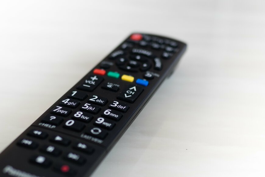 テレビを見る時にやりがちなリモコンの使い方　「昭和の人間あるある」に5.9万いいね