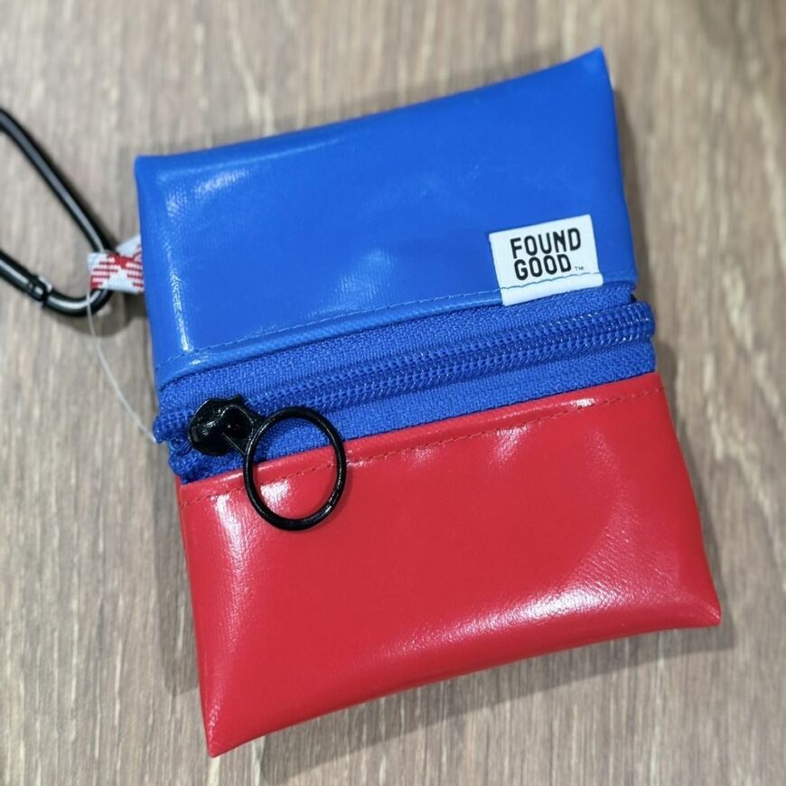 出所：株式会社アダストリア　バイカラーミニポーチ