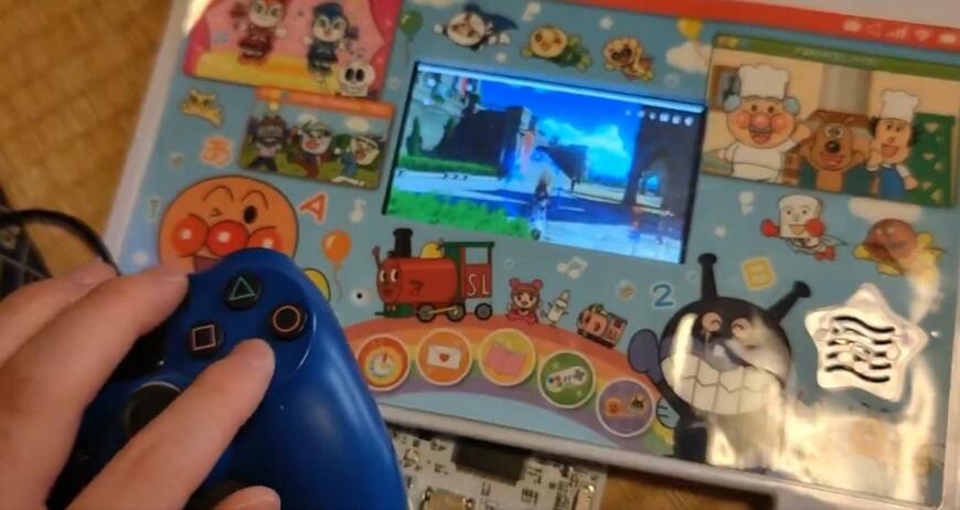 アンパンマンパソコンでゲームをプレイ