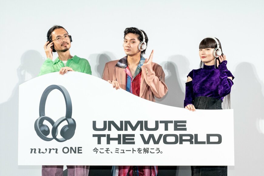 パネルを持って並ぶ3人の人物