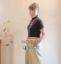 【60代マダム】黒ハイネック×ベージュのワイドパンツ！迷彩バッグで遊び心をプラスした休日の買い出しコーデ