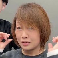フェイスラインを隠したい女性→顔まわり長め＆後ろ短めの〈丸みショート〉スタイルに！「スッキリ〜〜！」と笑顔