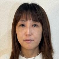 【強めメイク】講師を務める女性が華やかに大胆イメチェン！見違えるビフォーアフターに驚愕