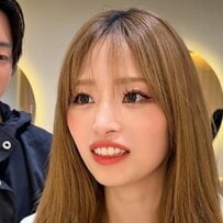 【夫と記念日デート】ロングヘアの女性がハイトーンがオシャレなレイヤーボブに　サプライズイメチェン