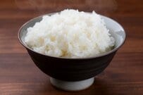 昼食をテーブルに並べてテレビをつけようとしたら…「予想外のまさかの出来事」に5.6万いいね