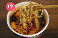 【日清の新作カップ麺】『カップヌードル 辛麺』ドロドロした食感の焙煎唐辛子が玄人向け！筆者の口内は耐えられるのか？実食レビュー