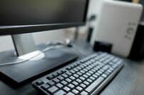 「モニターの向こう側」の景色を壁紙に…　斬新なアイデアに世界中から反響
