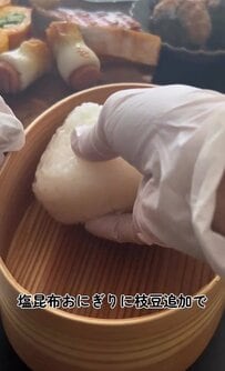 「納得いかない弁当」!? 主役の鮭、卵焼き、野菜のおかずも……見栄えバツグン彩り豊かな〈おにぎり2種入り弁当〉が話題！
