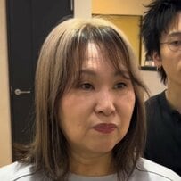 前髪を流したい女性がお任せヘアでイメージチェンジ！「前髪ばっちりです」と満足気