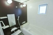 【お前…正気か？】入浴する飼い主を見る保護猫　想像の斜め上を行く表情に「猫って不思議」