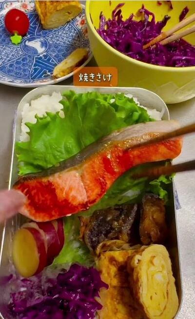 大きな焼き鮭を真ん中にのせるところ