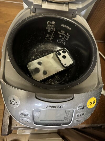 炊飯器の中から発見された
