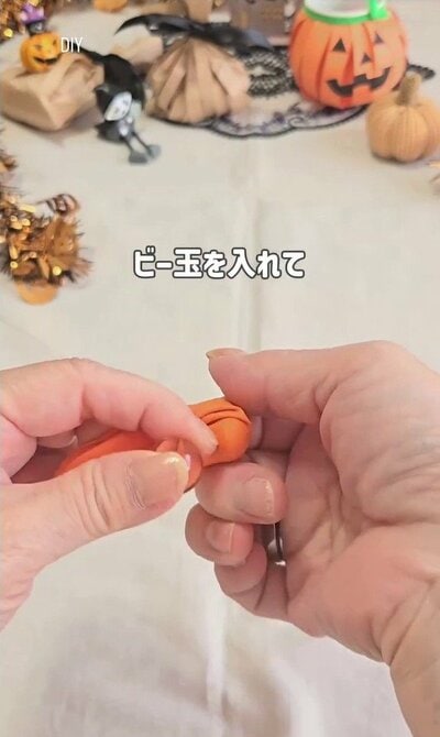 ビー玉を入れる風船の手元