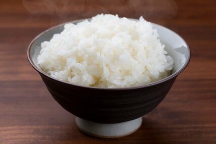 昼食をテーブルに並べてテレビをつけようとしたら…「予想外のまさかの出来事」に5.6万いいね