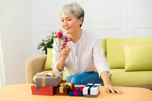 【女性の年金】厚生年金の平均受給月額は男性の「約3分の2」…男女別の受給額を一覧表でチェック