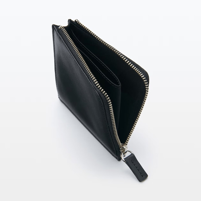 マチが2cmとスリムな形状