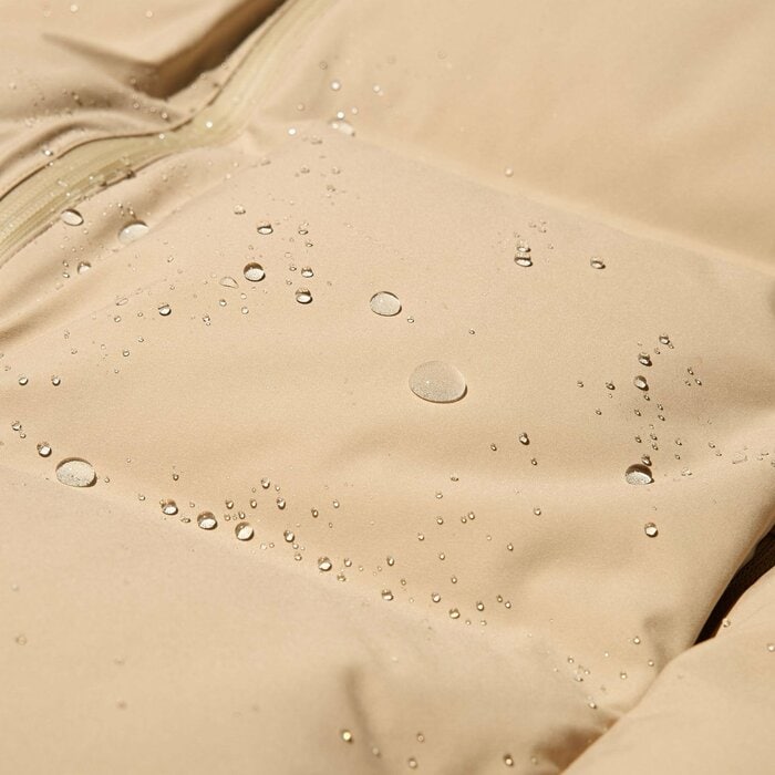 暖かさを最優先したい方は「シームレスダウンパーカ」がおすすめ