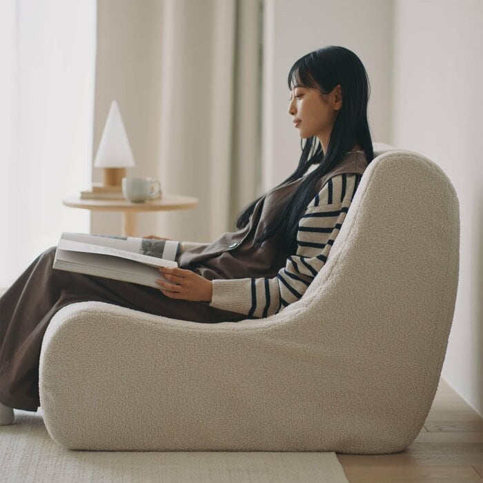 ソファの形に合わせて成型するモールドウレタンを使用しています