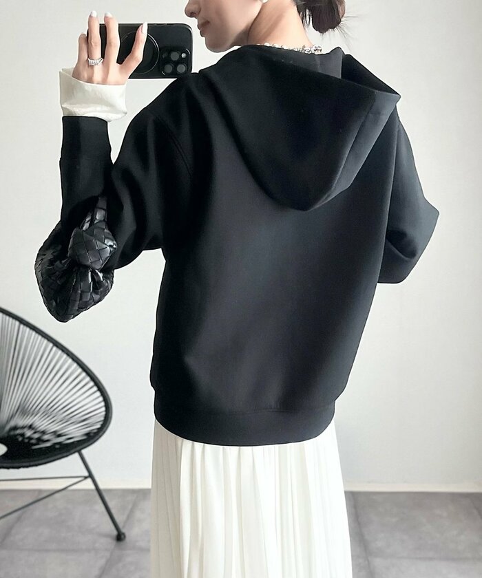 幅広い着回しができるシンプルなデザイン