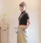 【60代マダム】黒ハイネック×ベージュのワイドパンツ！迷彩バッグで遊び心をプラスした休日の買い出しコーデ