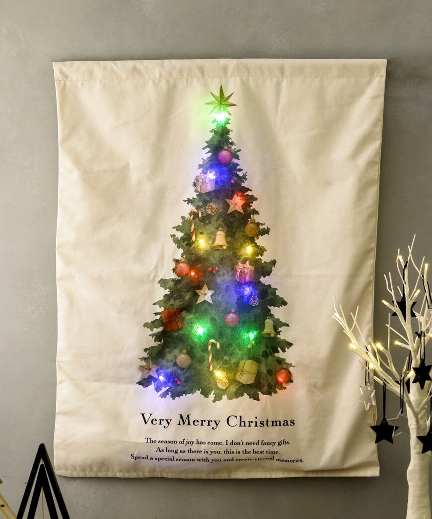 出所：パルグループ公式ファッション通販サイト 3COINS 光るタペストリー