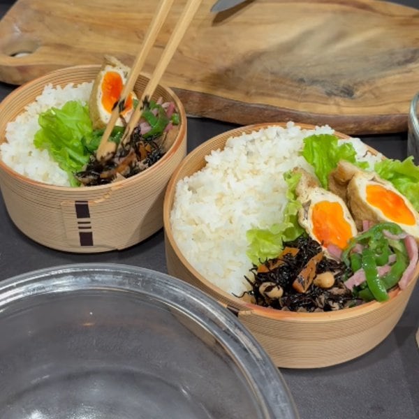 【夫弁当】おかずぎゅうぎゅう詰め！玉ねぎ付きの〈つくね弁当〉が彩り豊かで美味しそうと話題