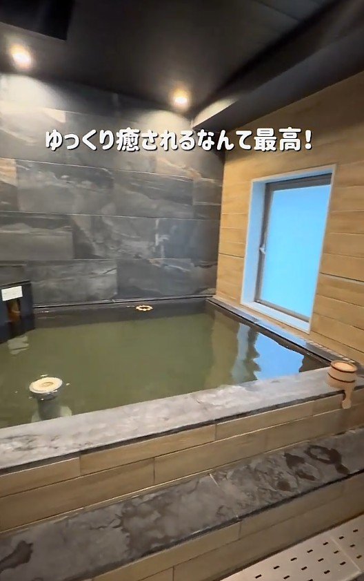 広々とした天然温泉