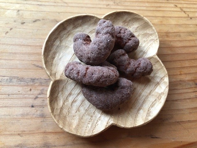 東ハト「チョコレートキャラメルコーン いちご＆チョコ味」普通のキャラメルコーンよりもちょっと大きめ？（筆者撮影）