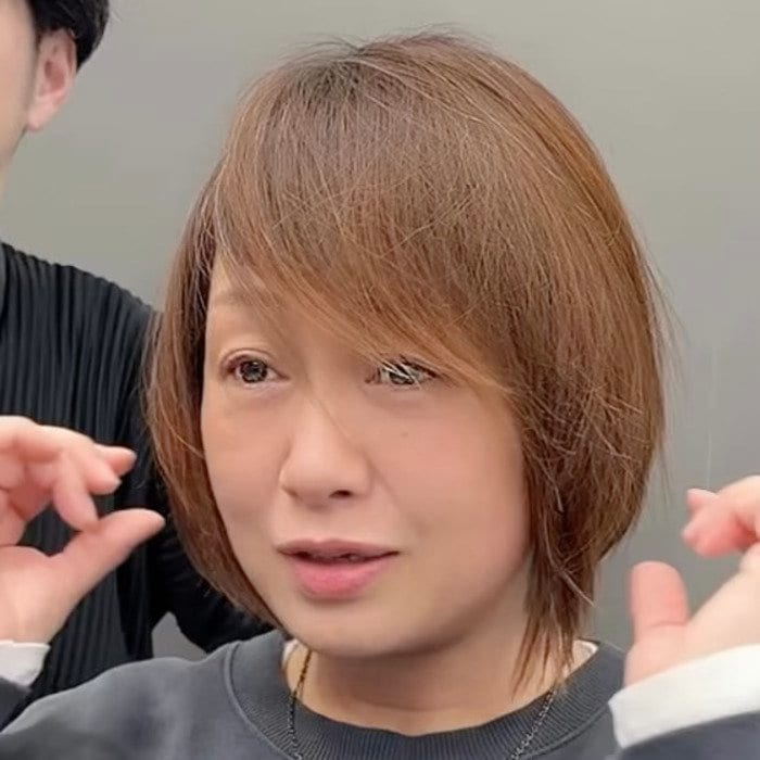 フェイスラインを隠したい女性→顔まわり長め＆後ろ短めの〈丸みショート〉スタイルに！「スッキリ〜〜！」と笑顔