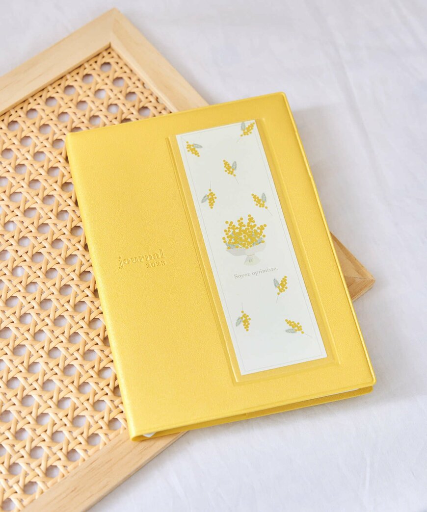 出所：3COINS(スリーコインズ) B6サイズポケット付き手帳