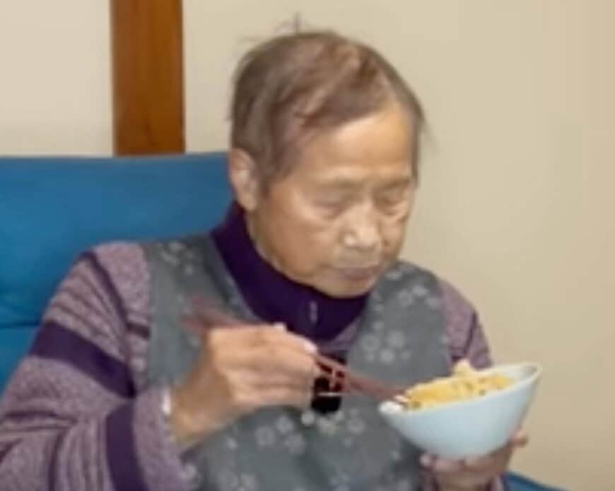 【94歳長寿飯】きのえおばあちゃんの“手作り親子丼”が大反響！丁寧な仕事と見事な食べっぷりにビックリ「すごい食欲！」