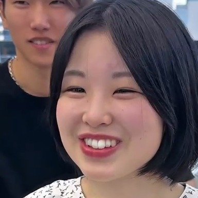 「美容院に高校まで1回も行ったこと無くて」と話す女性が、カットで「女優さんみたい」なショートにスタイルチェンジ
