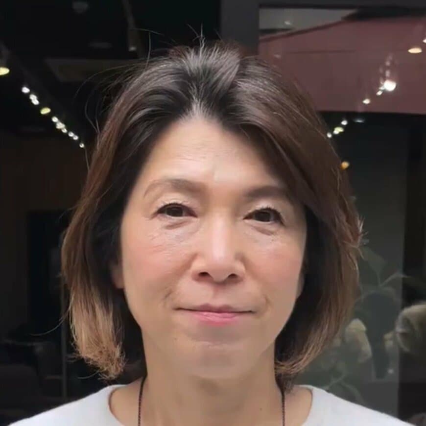 【カット術】重めのボブスタイルの女性が、シルエットの美しい「すっきりショートヘア」へ。横から見てもふわっとした丸いシルエットに仕上がる、実用的な似合わせ術