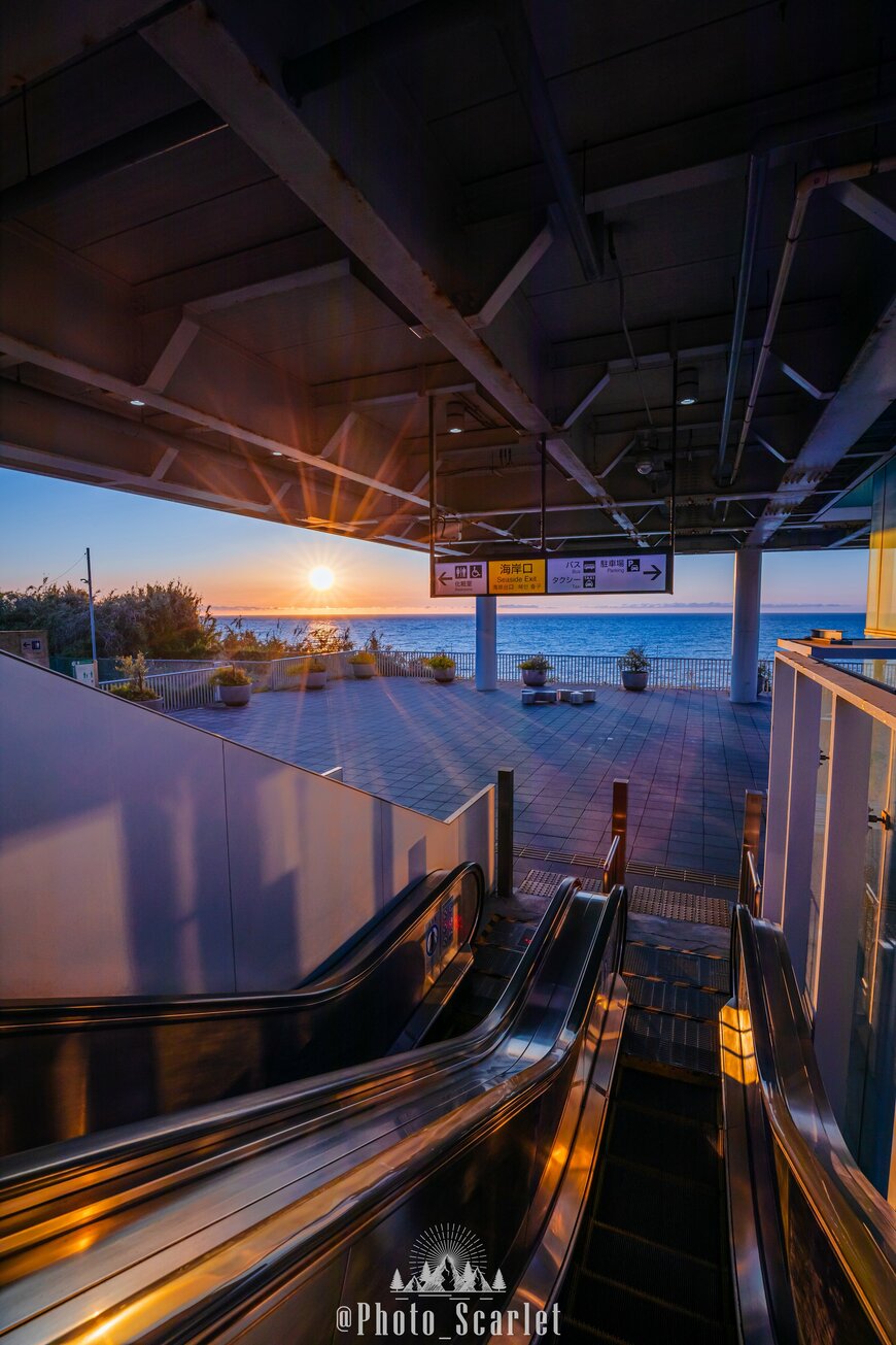 海の上の朝日を捉えた感動的な一枚