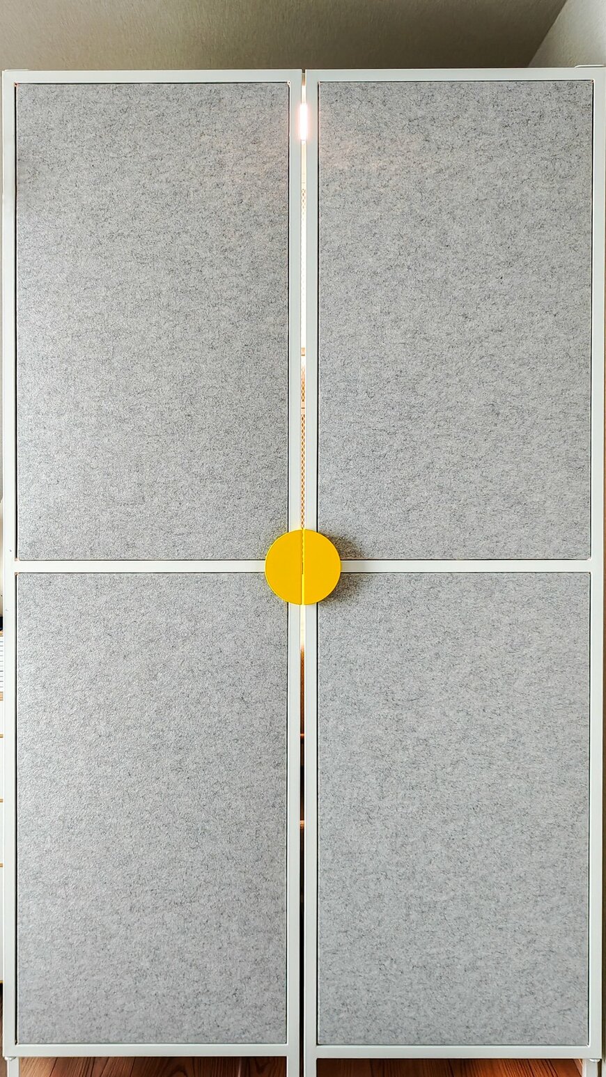 両開きのグレーの扉