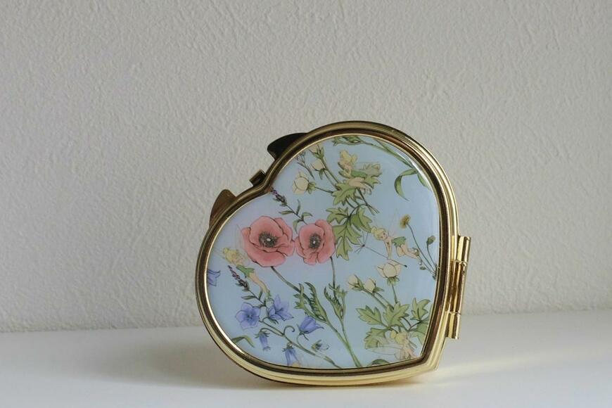 ダイソー「ミラー付きミニケース、ハートB(ティンカー・ベル)」