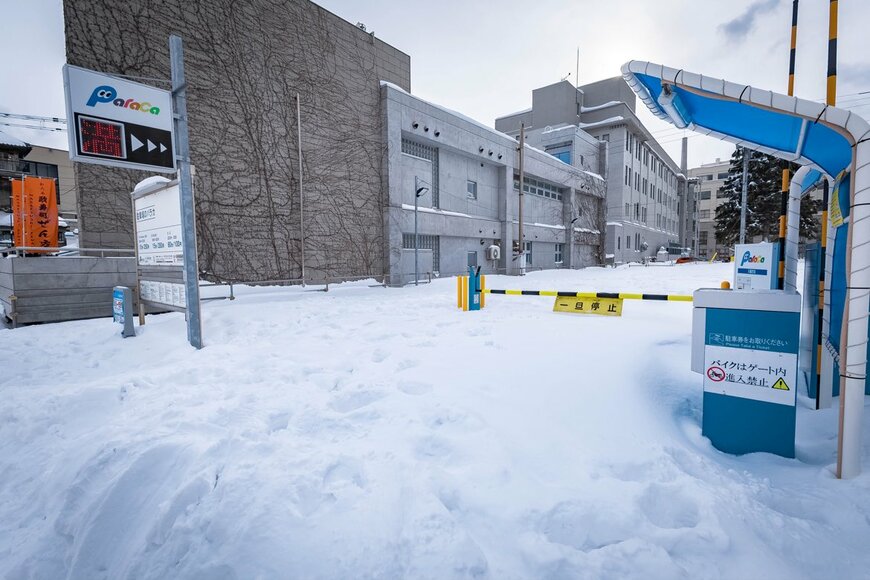 積雪で満車になっている駐車場