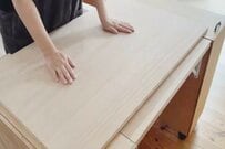 「たったの約2400円で...！？」〈合板と2×4材〉を使って...→スタイリッシュでかっこいい〈高見えデスク〉をDIY！