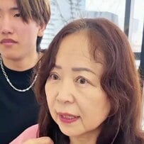 「顔があんまり大きく見えないように」と希望するくせ毛の女性が、カットでふんわりとしたショートにスタイルチェンジ