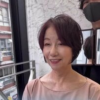 【激変】「短くバッサリ切っていただきたい…」女性がプロにカットしてもらうと…変身後の姿に「素敵です」と笑顔