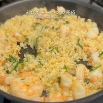 【130万回再生】妻が夫に作る、えび餃子がのった〈チャーハン弁当〉がえびたっぷり＆ご飯パラパラで美味しそう
