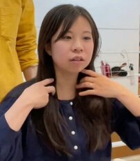 【バッサリ】髪の量が多いロングヘア女性。レイヤーを入れた〈軽やかセミロング〉の仕上がりに「すごいラク！」と笑顔