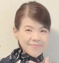 【60代マダム】デニムに〈スカーフ〉を合わせた「大人カジュアルコーデ」がおしゃれ！爽やかで上品なコーデが完成