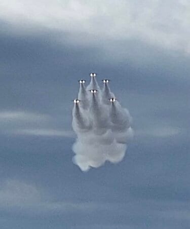茨城県の空を「展示飛行したブルーインパルス」を撮影 シュールすぎる1