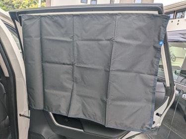 車中泊に！夏レジャーの着替えに大活躍しそう！オートバックス「目隠し