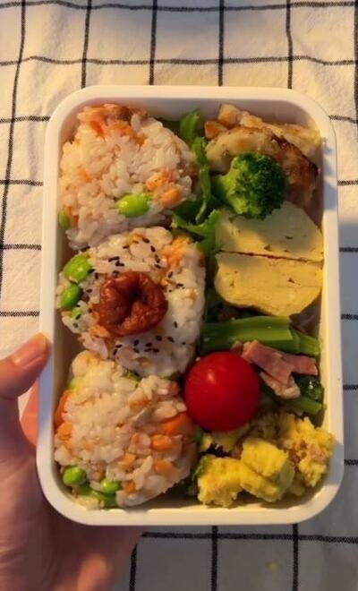 完成した「鮭と枝豆のおにぎり弁当」